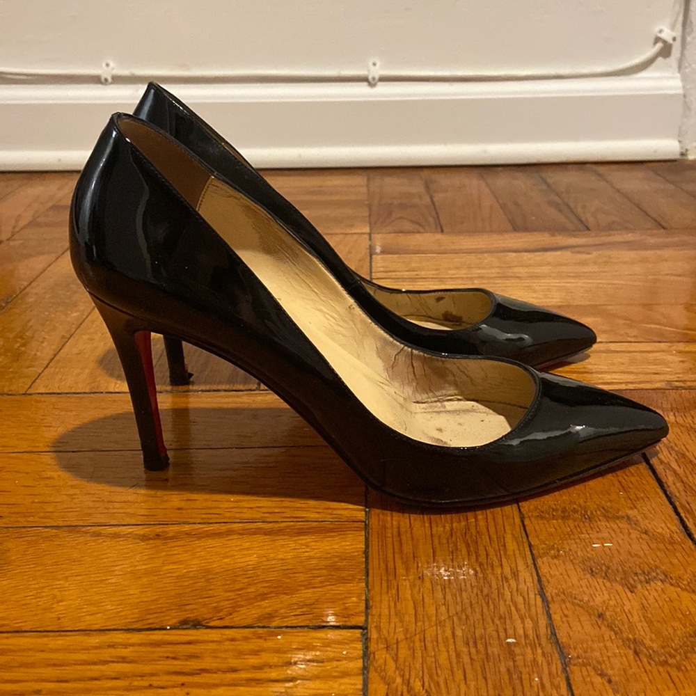 Louboutin pointy toe pump size 8/ 38